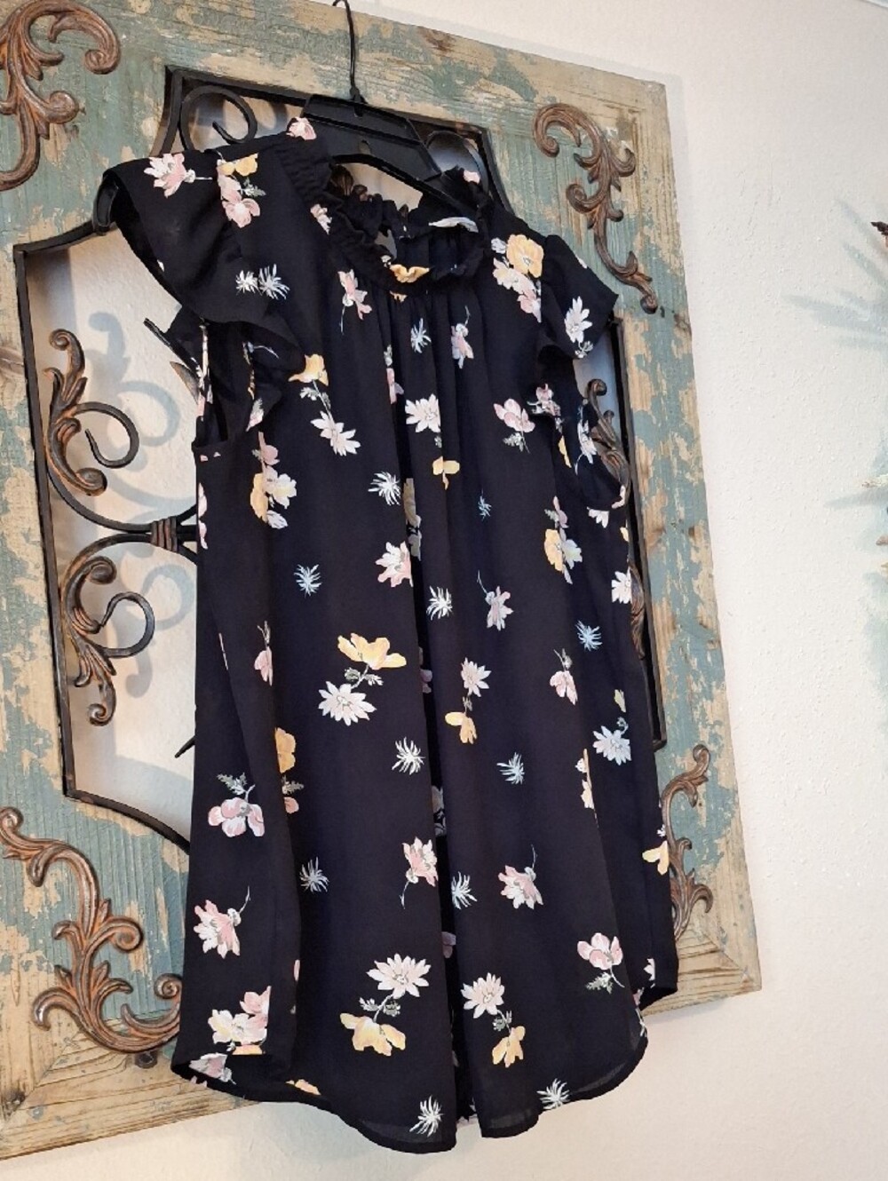 🔥🔥CLEARANCE🔥LOFT Black Floral Cap-Sleeve Blouse. Size Small
